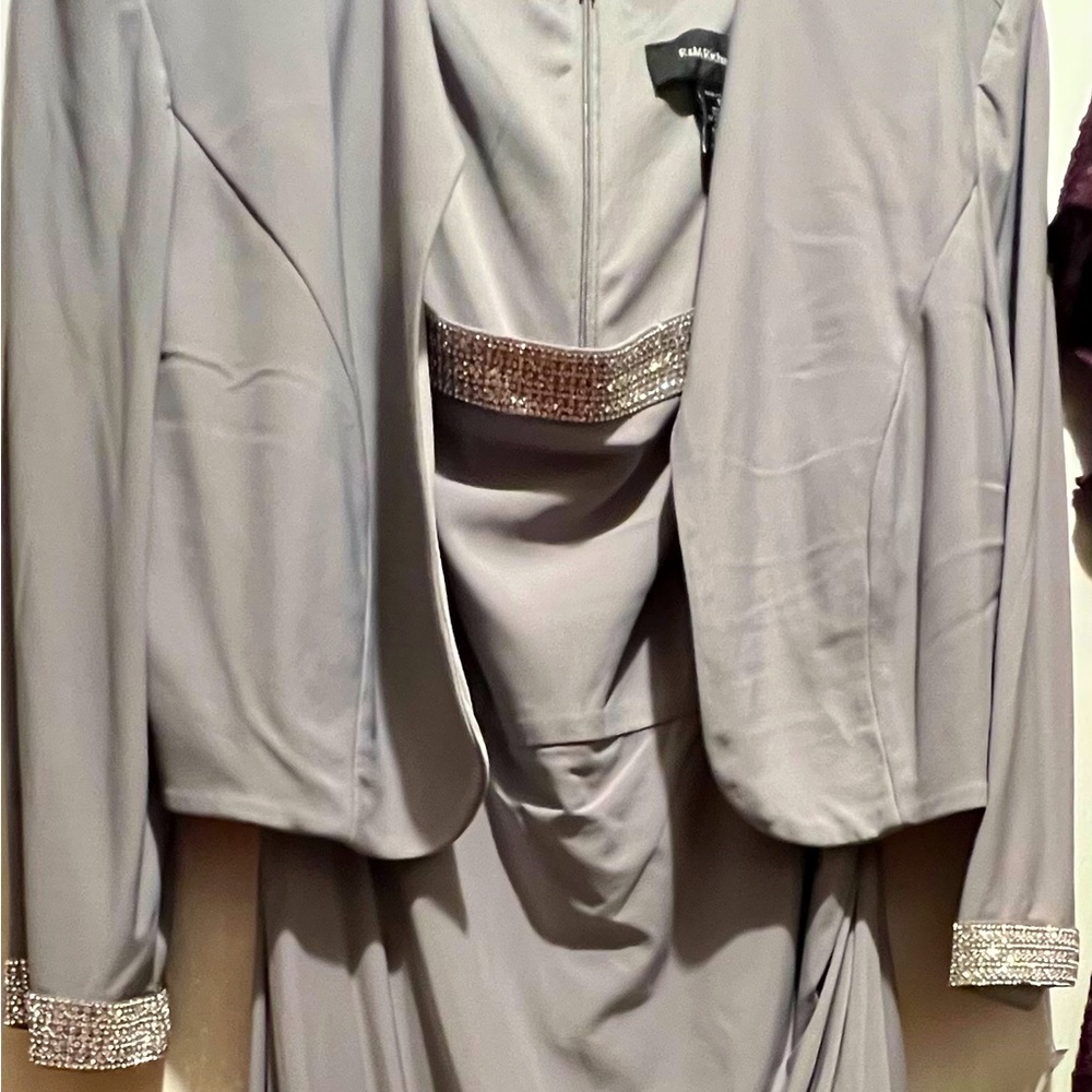 Never warn. The picture of the blue dress is sample.The dress for sale is gray.